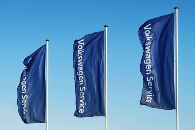Volkswagen Service, deutsche Automarke, Servicewerkstatt, Symbolbild, drei Werbefahnen *** Volkswagen Service, German Car brand, Service workshop, Symbolic image, Three Advertising banners 1131606955