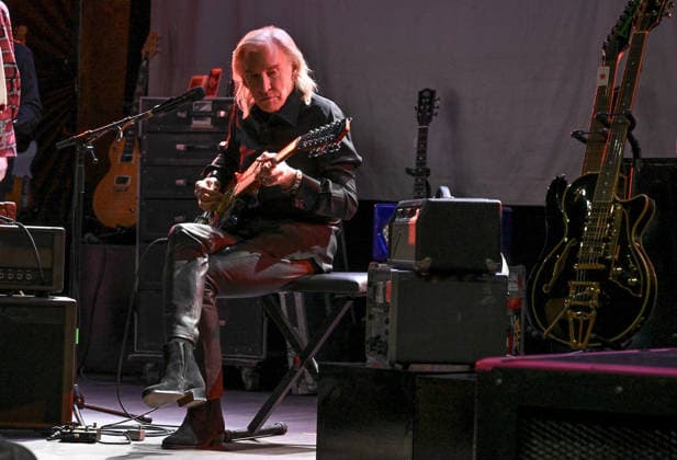 Joe Walsh Julien™s auction preview Joe Walsh Julien™s auction preview at Troubadour on December 08, 2025 in West Hollywood, CA. West Hollywood Troubadour California USA Copyright: xLISAxOConnor AFF-USA.comx