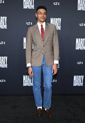 ˜Marty Supreme™ Los Angeles Premiere Owen Thiele arriving to the Los Angeles premiere of Marty Supreme™ at the Samuel Goldwyn Theater on December 8, 2025 in Beverly Hills, Ca. Beverly Hills Samuel Goldwyn Theater California USA Copyright: xLisaxOConnor xAFF-USA.COMx
