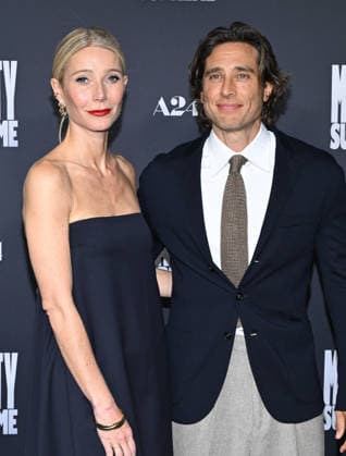˜Marty Supreme™ Los Angeles Premiere Gwyneth Paltrow and Brad Falchuk arriving to the Los Angeles premiere of Marty Supreme™ at the Samuel Goldwyn Theater on December 8, 2025 in Beverly Hills, Ca. Beverly Hills Samuel Goldwyn Theater California USA Copyright: xLisaxOConnor xAFF-USA.COMx