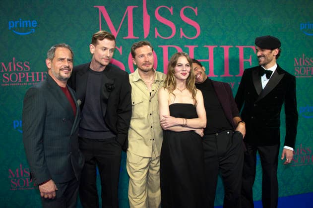Moritz Bleibtreu, Christoph Schechinger, Jacob Matschenz, Alicia von Rittberg, Kostja Ullmann und Vladimir Korneev bei der Premiere der Amazon Prime Video Serie Miss Sophie - Same Procedure as Every Year in Clärchens Ballhaus. Berlin, 08.12.2025