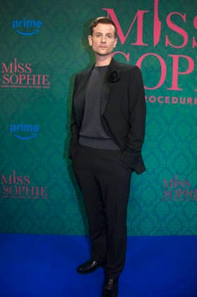 Christoph Schechinger bei der Premiere der Amazon Prime Video Serie Miss Sophie - Same Procedure as Every Year in Clärchens Ballhaus. Berlin, 08.12.2025