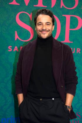 Kostja Ullmann bei der Premiere der Amazon Prime Video Serie Miss Sophie - Same Procedure as Every Year in Clärchens Ballhaus. Berlin, 08.12.2025