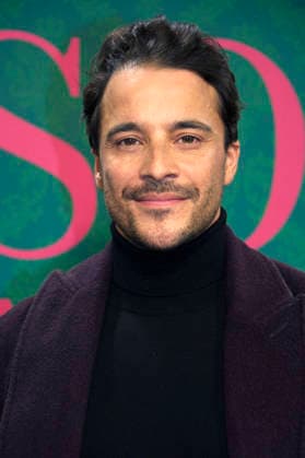 Kostja Ullmann bei der Premiere der Amazon Prime Video Serie Miss Sophie - Same Procedure as Every Year in Clärchens Ballhaus. Berlin, 08.12.2025