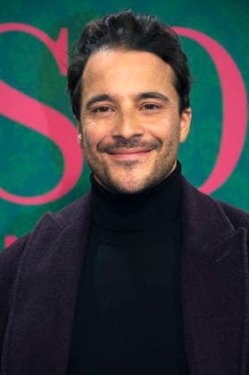 Kostja Ullmann bei der Premiere der Amazon Prime Video Serie Miss Sophie - Same Procedure as Every Year in Clärchens Ballhaus. Berlin, 08.12.2025