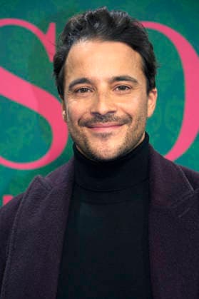 Kostja Ullmann bei der Premiere der Amazon Prime Video Serie Miss Sophie - Same Procedure as Every Year in Clärchens Ballhaus. Berlin, 08.12.2025