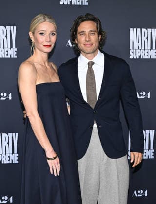 ˜Marty Supreme™ Los Angeles Premiere Gwyneth Paltrow and Brad Falchuk arriving to the Los Angeles premiere of Marty Supreme™ at the Samuel Goldwyn Theater on December 8, 2025 in Beverly Hills, Ca. Beverly Hills Samuel Goldwyn Theater California USA Copyright: xLisaxOConnor xAFF-USA.COMx