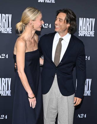 ˜Marty Supreme™ Los Angeles Premiere Gwyneth Paltrow and Brad Falchuk arriving to the Los Angeles premiere of Marty Supreme™ at the Samuel Goldwyn Theater on December 8, 2025 in Beverly Hills, Ca. Beverly Hills Samuel Goldwyn Theater California USA Copyright: xLisaxOConnor xAFF-USA.COMx