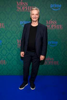 ABBberlin: Heinrich Schafmeister Schauspieler auf dem blauen Teppich bei der der Kino Premiere der Amazon prime Serie von MISS SOPHIE SAME PROCEDURE AS EVERY YEAR in Claerchens Ballhaus am 08.12.2025 Berlin Berlin Deutschland