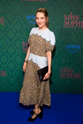 ABBberlin: Nikola Kastner Schauspielerin auf dem blauen Teppich bei der der Kino Premiere der Amazon prime Serie von MISS SOPHIE SAME PROCEDURE AS EVERY YEAR in Claerchens Ballhaus am 08.12.2025 Berlin Berlin Deutschland