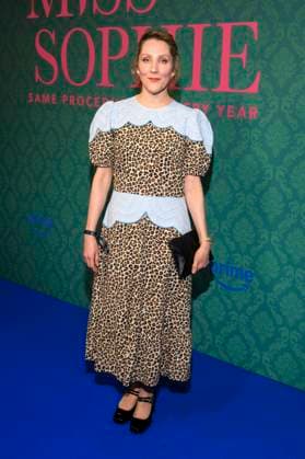 ABBberlin: Nikola Kastner Schauspielerin auf dem blauen Teppich bei der der Kino Premiere der Amazon prime Serie von MISS SOPHIE SAME PROCEDURE AS EVERY YEAR in Claerchens Ballhaus am 08.12.2025 Berlin Berlin Deutschland