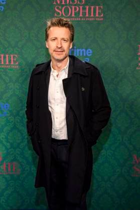 ABBberlin: Max von Pufendorf Schauspieler auf dem blauen Teppich bei der der Kino Premiere der Amazon prime Serie von MISS SOPHIE SAME PROCEDURE AS EVERY YEAR in Claerchens Ballhaus am 08.12.2025 Berlin Berlin Deutschland