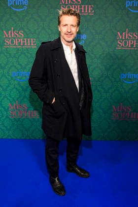 ABBberlin: Max von Pufendorf Schauspieler auf dem blauen Teppich bei der der Kino Premiere der Amazon prime Serie von MISS SOPHIE SAME PROCEDURE AS EVERY YEAR in Claerchens Ballhaus am 08.12.2025 Berlin Berlin Deutschland