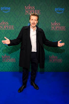 ABBberlin: Max von Pufendorf Schauspieler auf dem blauen Teppich bei der der Kino Premiere der Amazon prime Serie von MISS SOPHIE SAME PROCEDURE AS EVERY YEAR in Claerchens Ballhaus am 08.12.2025 Berlin Berlin Deutschland
