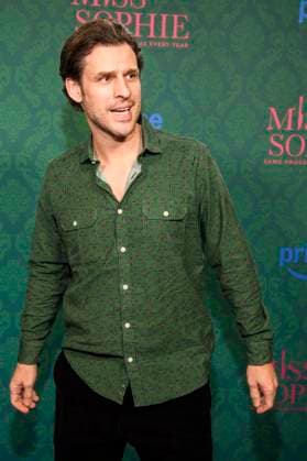 ABBberlin: Michael Fritz Schumacher Schauspieler auf dem blauen Teppich bei der der Kino Premiere der Amazon prime Serie von MISS SOPHIE SAME PROCEDURE AS EVERY YEAR in Claerchens Ballhaus am 08.12.2025 Berlin Berlin Deutschland