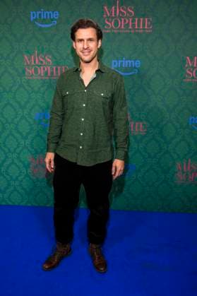 ABBberlin: Michael Fritz Schumacher Schauspieler auf dem blauen Teppich bei der der Kino Premiere der Amazon prime Serie von MISS SOPHIE SAME PROCEDURE AS EVERY YEAR in Claerchens Ballhaus am 08.12.2025 Berlin Berlin Deutschland