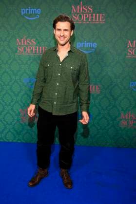 ABBberlin: Michael Fritz Schumacher Schauspieler auf dem blauen Teppich bei der der Kino Premiere der Amazon prime Serie von MISS SOPHIE SAME PROCEDURE AS EVERY YEAR in Claerchens Ballhaus am 08.12.2025 Berlin Berlin Deutschland