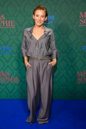 ABBberlin: Jeannine Michaelsen Schauspielerin auf dem blauen Teppich bei der der Kino Premiere der Amazon prime Serie von MISS SOPHIE SAME PROCEDURE AS EVERY YEAR in Claerchens Ballhaus am 08.12.2025 Berlin Berlin Deutschland