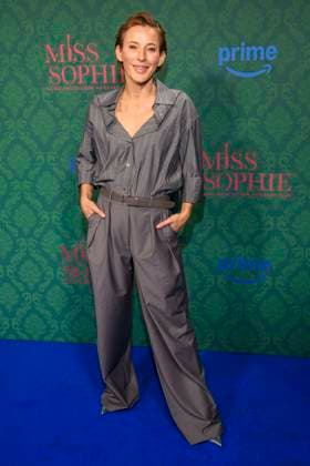 ABBberlin: Jeannine Michaelsen Schauspielerin auf dem blauen Teppich bei der der Kino Premiere der Amazon prime Serie von MISS SOPHIE SAME PROCEDURE AS EVERY YEAR in Claerchens Ballhaus am 08.12.2025 Berlin Berlin Deutschland