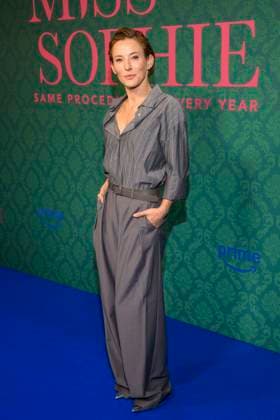 ABBberlin: Jeannine Michaelsen Schauspielerin auf dem blauen Teppich bei der der Kino Premiere der Amazon prime Serie von MISS SOPHIE SAME PROCEDURE AS EVERY YEAR in Claerchens Ballhaus am 08.12.2025 Berlin Berlin Deutschland