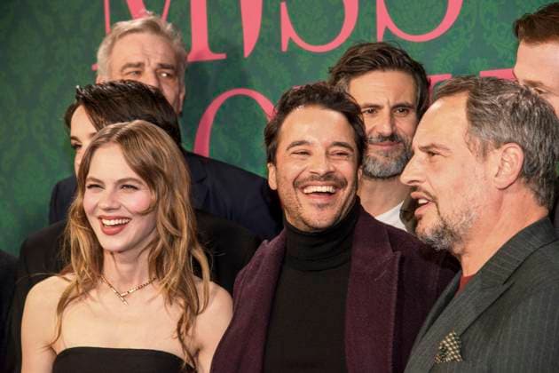 ABBberlin: Alicia von Rittberg, Kostja Ullmann, Tom Beck und Moritz Bleibtreu Schauspieler auf dem blauen Teppich bei der der Kino Premiere der Amazon prime Serie von MISS SOPHIE SAME PROCEDURE AS EVERY YEAR in Claerchens Ballhaus am 08.12.2025 Berlin Berlin Deutschland