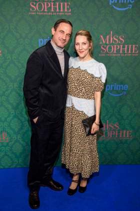 ABBberlin: Sönke Möhring Soenke Moehring und Nikola Kastner Schauspieler auf dem blauen Teppich bei der der Kino Premiere der Amazon prime Serie von MISS SOPHIE SAME PROCEDURE AS EVERY YEAR in Claerchens Ballhaus am 08.12.2025 Berlin Berlin Deutschland