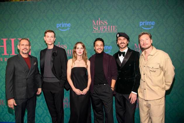 ABBberlin: Moritz Bleibtreu, Christoph Schechinger, Alicia von Rittberg, Kostja Ullmann, Vladimir Korneev und Jacob Matschenz Schauspieler auf dem blauen Teppich bei der der Kino Premiere der Amazon prime Serie von MISS SOPHIE SAME PROCEDURE AS EVERY YEAR in Claerchens Ballhaus am 08.12.2025 Berlin Berlin Deutschland