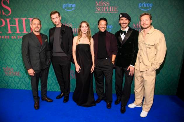 ABBberlin: Moritz Bleibtreu, Christoph Schechinger, Alicia von Rittberg, Kostja Ullmann, Vladimir Korneev und Jacob Matschenz Schauspieler auf dem blauen Teppich bei der der Kino Premiere der Amazon prime Serie von MISS SOPHIE SAME PROCEDURE AS EVERY YEAR in Claerchens Ballhaus am 08.12.2025 Berlin Berlin Deutschland