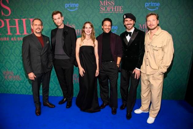 ABBberlin: Moritz Bleibtreu, Christoph Schechinger, Alicia von Rittberg, Kostja Ullmann, Vladimir Korneev und Jacob Matschenz Schauspieler auf dem blauen Teppich bei der der Kino Premiere der Amazon prime Serie von MISS SOPHIE SAME PROCEDURE AS EVERY YEAR in Claerchens Ballhaus am 08.12.2025 Berlin Berlin Deutschland