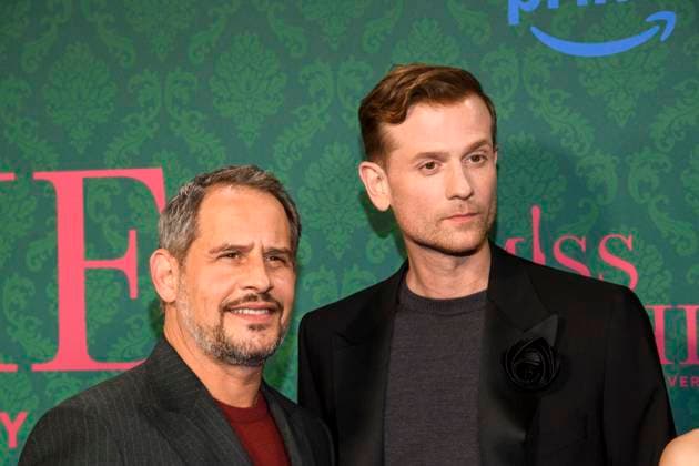ABBberlin: Moritz Bleibtreu und Christoph Schechinger Schauspieler auf dem blauen Teppich bei der der Kino Premiere der Amazon prime Serie von MISS SOPHIE SAME PROCEDURE AS EVERY YEAR in Claerchens Ballhaus am 08.12.2025 Berlin Berlin Deutschland