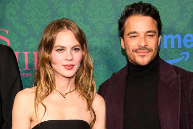 ABBberlin: Alicia von Rittberg und Kostja Ullmann Schauspieler auf dem blauen Teppich bei der der Kino Premiere der Amazon prime Serie von MISS SOPHIE SAME PROCEDURE AS EVERY YEAR in Claerchens Ballhaus am 08.12.2025 Berlin Berlin Deutschland