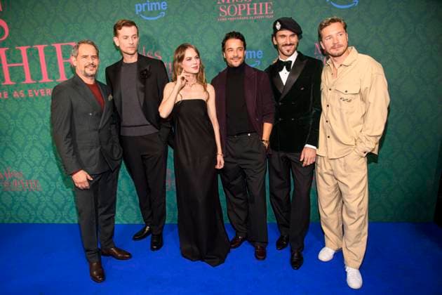 ABBberlin: Moritz Bleibtreu, Christoph Schechinger, Alicia von Rittberg, Kostja Ullmann, Vladimir Korneev und Jacob Matschenz Schauspieler auf dem blauen Teppich bei der der Kino Premiere der Amazon prime Serie von MISS SOPHIE SAME PROCEDURE AS EVERY YEAR in Claerchens Ballhaus am 08.12.2025 Berlin Berlin Deutschland
