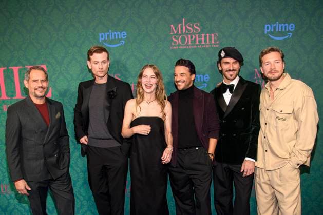 ABBberlin: Moritz Bleibtreu, Christoph Schechinger, Alicia von Rittberg, Kostja Ullmann, Vladimir Korneev und Jacob Matschenz Schauspieler auf dem blauen Teppich bei der der Kino Premiere der Amazon prime Serie von MISS SOPHIE SAME PROCEDURE AS EVERY YEAR in Claerchens Ballhaus am 08.12.2025 Berlin Berlin Deutschland