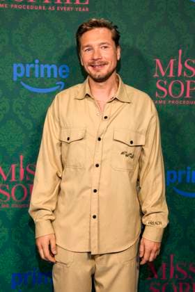 ABBberlin: Jacob Matschenz Schauspielerin auf dem blauen Teppich bei der der Kino Premiere der Amazon prime Serie von MISS SOPHIE SAME PROCEDURE AS EVERY YEAR in Claerchens Ballhaus am 08.12.2025 Berlin Berlin Deutschland