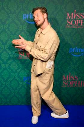 ABBberlin: Jacob Matschenz Schauspielerin auf dem blauen Teppich bei der der Kino Premiere der Amazon prime Serie von MISS SOPHIE SAME PROCEDURE AS EVERY YEAR in Claerchens Ballhaus am 08.12.2025 Berlin Berlin Deutschland