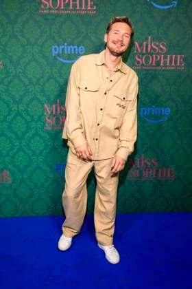 ABBberlin: Jacob Matschenz Schauspielerin auf dem blauen Teppich bei der der Kino Premiere der Amazon prime Serie von MISS SOPHIE SAME PROCEDURE AS EVERY YEAR in Claerchens Ballhaus am 08.12.2025 Berlin Berlin Deutschland