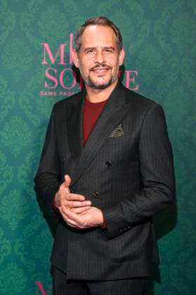 ABBberlin: Moritz Bleibtreu Schauspieler auf dem blauen Teppich bei der der Kino Premiere der Amazon prime Serie von MISS SOPHIE SAME PROCEDURE AS EVERY YEAR in Claerchens Ballhaus am 08.12.2025 Berlin Berlin Deutschland
