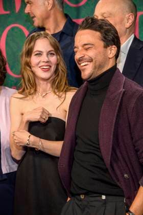 ABBberlin: Alicia von Rittberg, Kostja Ullmann und Markus Brunnemann Schauspieler auf dem blauen Teppich bei der der Kino Premiere der Amazon prime Serie von MISS SOPHIE SAME PROCEDURE AS EVERY YEAR in Claerchens Ballhaus am 08.12.2025 Berlin Berlin Deutschland