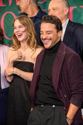ABBberlin: Alicia von Rittberg, Kostja Ullmann und Markus Brunnemann Schauspieler auf dem blauen Teppich bei der der Kino Premiere der Amazon prime Serie von MISS SOPHIE SAME PROCEDURE AS EVERY YEAR in Claerchens Ballhaus am 08.12.2025 Berlin Berlin Deutschland
