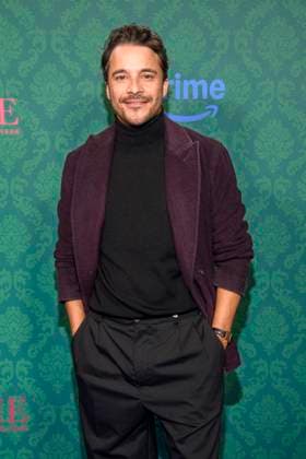 ABBberlin: Kostja Ullmann Schauspieler auf dem blauen Teppich bei der der Kino Premiere der Amazon prime Serie von MISS SOPHIE SAME PROCEDURE AS EVERY YEAR in Claerchens Ballhaus am 08.12.2025 Berlin Berlin Deutschland