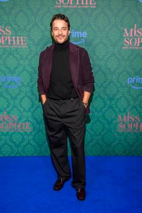 ABBberlin: Kostja Ullmann Schauspieler auf dem blauen Teppich bei der der Kino Premiere der Amazon prime Serie von MISS SOPHIE SAME PROCEDURE AS EVERY YEAR in Claerchens Ballhaus am 08.12.2025 Berlin Berlin Deutschland