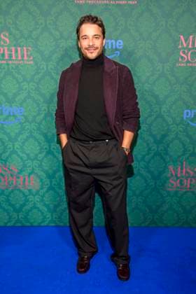 ABBberlin: Kostja Ullmann Schauspieler auf dem blauen Teppich bei der der Kino Premiere der Amazon prime Serie von MISS SOPHIE SAME PROCEDURE AS EVERY YEAR in Claerchens Ballhaus am 08.12.2025 Berlin Berlin Deutschland