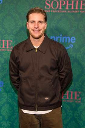 ABBberlin: Felix Stein Schauspieler auf dem blauen Teppich bei der der Kino Premiere der Amazon prime Serie von MISS SOPHIE SAME PROCEDURE AS EVERY YEAR in Claerchens Ballhaus am 08.12.2025 Berlin Berlin Deutschland