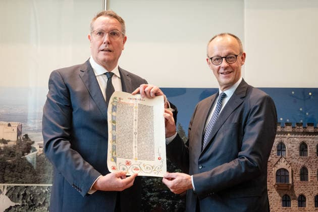 Friedrich Merz, Bundeskanzler (CDU) beim gemeinsamen Gespräch mit seinem Gastgeber Alexander Schweitzer, Ministerpräsident Rheinland-Pfalz (SPD), in dessen Büro, als Gastgeschenkt bekommt der Kanzler ein Blatt der Gutenberg-Bibel I 5, Genesis (1. Buch Mese 1,1-30, In principio creavit deus ..;Antrittsbesuch des Bundeskanzlers im Bundesland Rheinland-Pfalz Staatskanzlei in der Landeshauptstadt Mainz, Mainz Rheinland-Pfalz Deutschland Staatskanzlei *** Friedrich Merz, Federal Chancellor CDU in conversation with his host Alexander Schweitzer, Minister President of Rhineland-Palatinate SPD , in his office, as a gift the Chancellor receives a leaf from the Gutenberg Bible I 5, Genesis 1 Book of Genesis 1,1 30, In principio creavit deus In