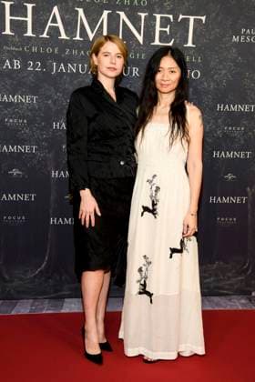 ABBberlin: Jessie Buckley irische Schauspielerin mit Chloe Zhao chinesische Filmregisseurin, zu Gast auf dem roten Teppich bei der Deutschland Premiere des Kino Films Hamnet im Delphi Filmpalast am 08.12.2025 in Berlin Berlin Deutschland