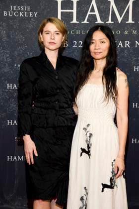 ABBberlin: Jessie Buckley irische Schauspielerin mit Chloe Zhao chinesische Filmregisseurin, zu Gast auf dem roten Teppich bei der Deutschland Premiere des Kino Films Hamnet im Delphi Filmpalast am 08.12.2025 in Berlin Berlin Deutschland