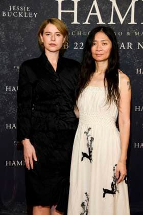 ABBberlin: Jessie Buckley irische Schauspielerin mit Chloe Zhao chinesische Filmregisseurin, zu Gast auf dem roten Teppich bei der Deutschland Premiere des Kino Films Hamnet im Delphi Filmpalast am 08.12.2025 in Berlin Berlin Deutschland