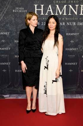 ABBberlin: Jessie Buckley irische Schauspielerin mit Chloe Zhao chinesische Filmregisseurin, zu Gast auf dem roten Teppich bei der Deutschland Premiere des Kino Films Hamnet im Delphi Filmpalast am 08.12.2025 in Berlin Berlin Deutschland