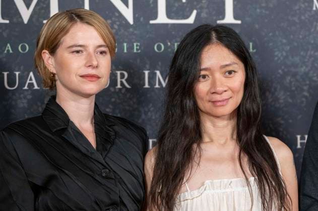 ABBberlin: Jessie Buckley irische Schauspielerin mit Chloe Zhao chinesische Filmregisseurin, zu Gast auf dem roten Teppich bei der Deutschland Premiere des Kino Films Hamnet im Delphi Filmpalast am 08.12.2025 in Berlin Berlin Deutschland