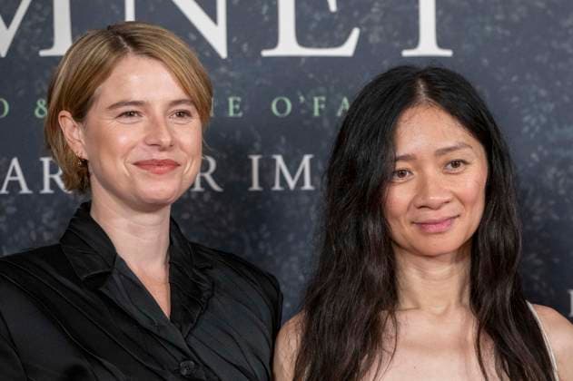 ABBberlin: Jessie Buckley irische Schauspielerin mit Chloe Zhao chinesische Filmregisseurin, zu Gast auf dem roten Teppich bei der Deutschland Premiere des Kino Films Hamnet im Delphi Filmpalast am 08.12.2025 in Berlin Berlin Deutschland